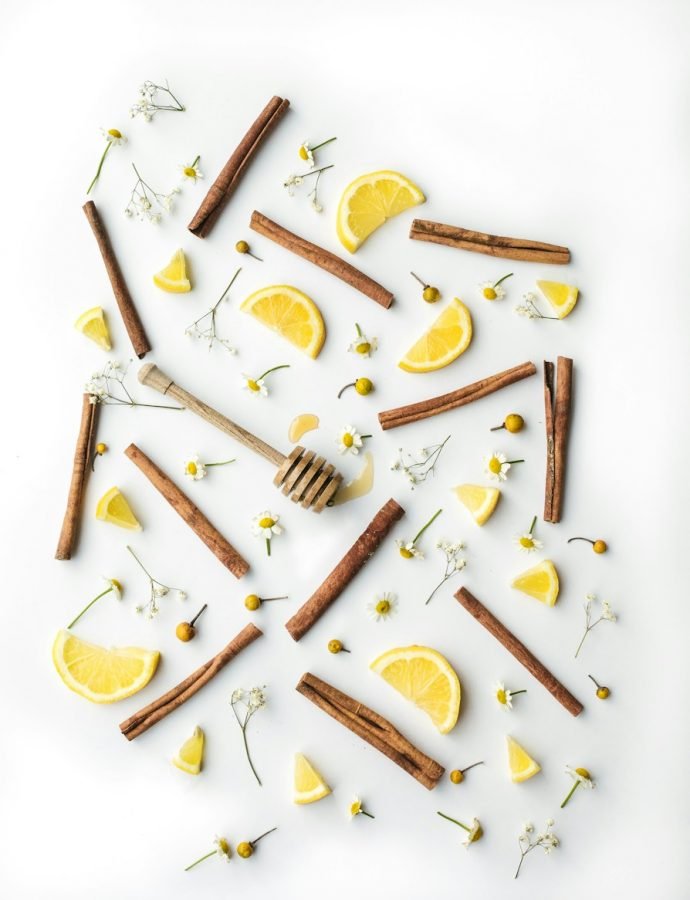 brown sticks and slices of lemons